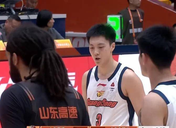 包含从里尔赛前回应争议到赛后法兰克福迎来里程碑，山东男篮扳平良机的词条